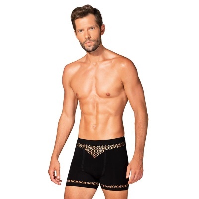 Cueca boxer preta com padrão de renda bege em homem atlético