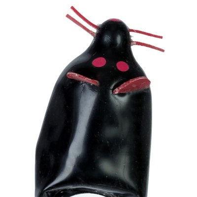 Pescado seco preto com olhos e nadadeiras vermelhas em fundo branco