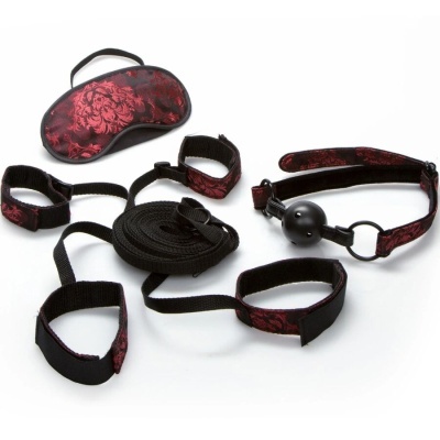 Conjunto de acessórios para restrição sexual em tecido preto e vermelho.