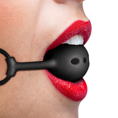 Boca com lábios vermelhos segurando uma bola preta de silicone com suporte