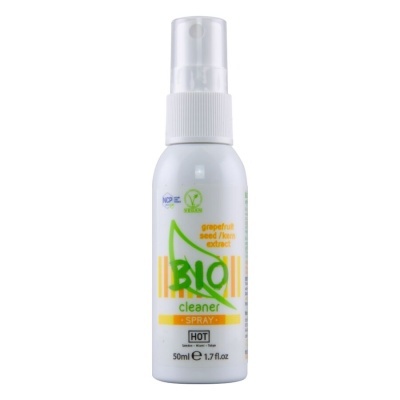 Frasco spray branco para limpeza com etiquetas verdes e laranja, texto BIO cleaner SPRAY