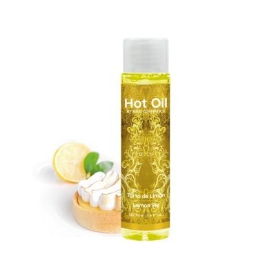 Frasco de óleo amarelo com etiqueta decorativa ao lado de limão e tarte de limão