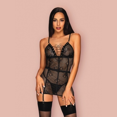 Mulher com lingerie preta em renda e malha