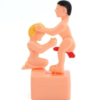 Figura de plástico com duas pessoas nuas em base retangular cor de pele