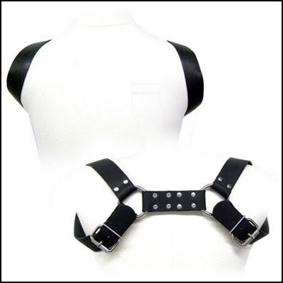 Arnês de peito masculino preto com fivelas metálicas num manequim branco