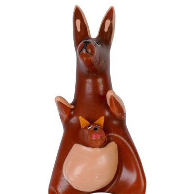 Figura de mãe canguru com filhote na bolsa, cor marrom e pele