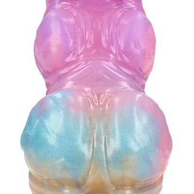 Objeto colorido brilhante representando um torso feminino em rosa, azul e dourado