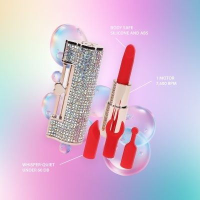 Dispositivo vibratório tipo baton vermelho com capa prateada brilhante e acessórios em silicone.