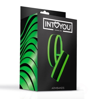 Caixa preta com pulseiras de braço verdes e pretas e logo INTO YOU.
