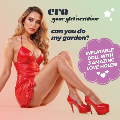 Mulher loira com vestido vermelho brilhante e salto alto vermelho sentada com as pernas cruzadas