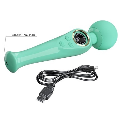 Massageador elétrico verde água com visor redondo e cabo USB preto