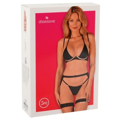 Embalagem de lingerie feminina preta com modelo loira em fundo vermelho.