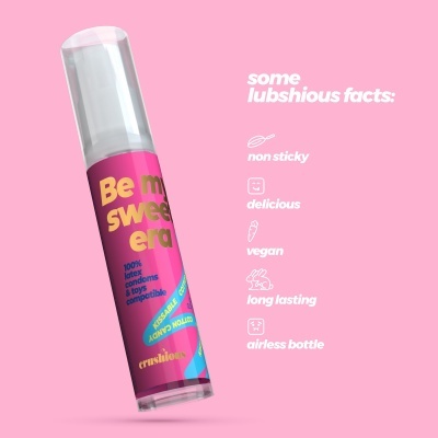Frasco plástico transparente com rótulo rosa de produto com texto em inglês em fundo rosa