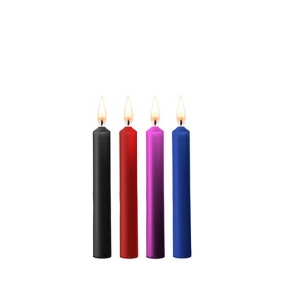 Quatro velas acesas com cores preto, vermelho, rosa e azul