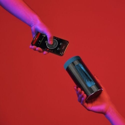 Mãos segurando smartphone e copo térmico com fundo vermelho