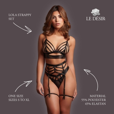 Conjunto de lingerie preto com tiras e detalhes, em fundo cinza, modelo feminina a usar