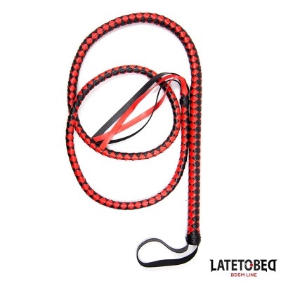 Chicote entrelaçado vermelho e preto com alça e ribetes coloridos