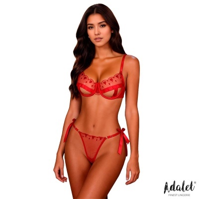 Conjunto de lingerie vermelho em tecido transparente com detalhes em renda