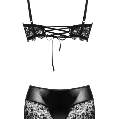 Conjunto de lingerie preto com sutiã de tiras finas e cueca boxer com renda floral.