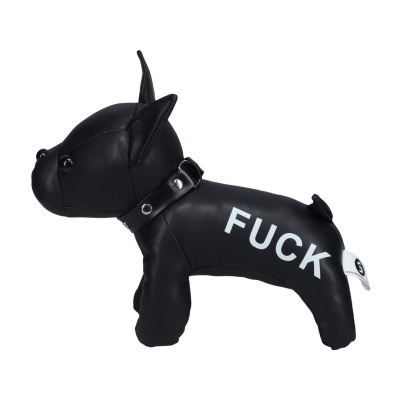 Boneco de cão preto em pele sintética com a palavra FUCK no corpo