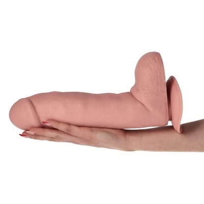 Dildo realista cor pele com base de ventosa segurado por mão