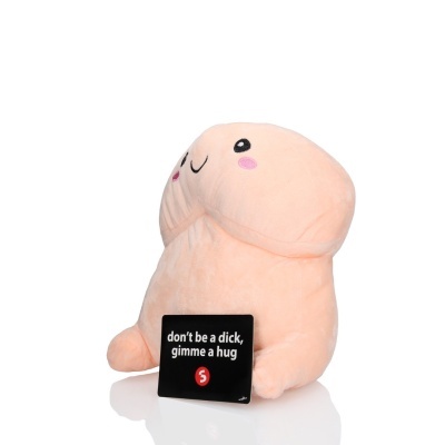 Pelúcia forma pênis cor de pele com placa preta e texto em branco.