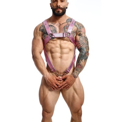 Harnais rose métallique porté par un homme tatoué