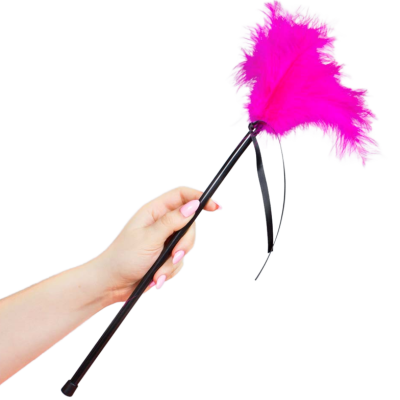 Objeto longo preto com pena rosa vibrante na ponta segurado por mão feminina