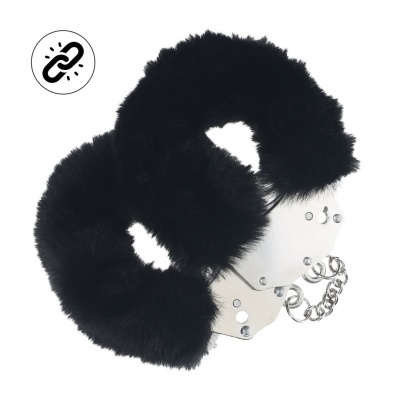 Algemas de metal com pêlo preto e corrente, sobre fundo branco