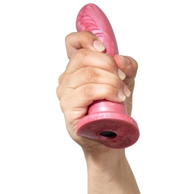Dildo rosa de silicone com textura sendo segurado por uma mão