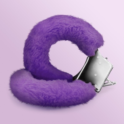 Acessório roxo felpudo com detalhe metálico prateado em fundo rosa pastel