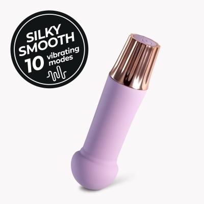 Detalhe da parte superior de vibrador lavanda com botão metalizado e selo SILKY SMOOTH 10 vibrating modes