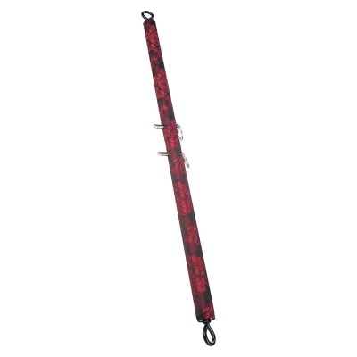 Braçadeira longa de padrão floral vermelho e preto com detalhes metálicos e argolas.