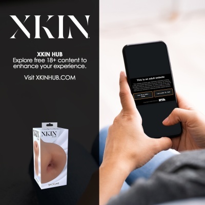Pessoa a segurar um telemóvel com aviso de site adulto e embalagem do produto XKIN RAW BACKLINE ao lado