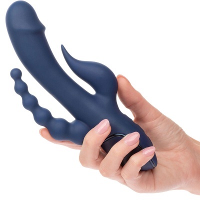 Vibrador azul escuro em silicone segurado por uma mão