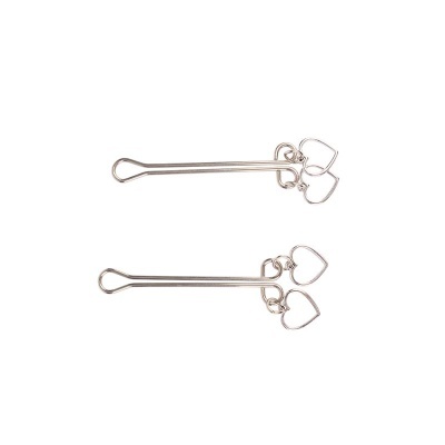 Conjunto de dois grampos de cabelo metálicos com pendentes em forma de coração.