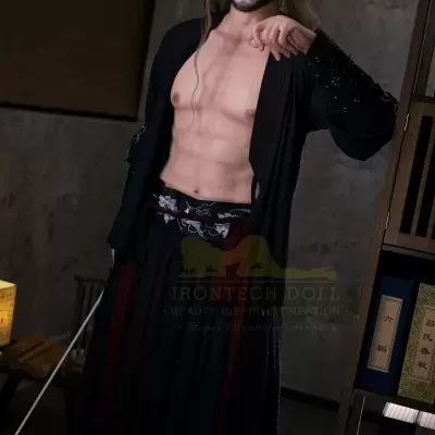 Boneco masculino com kimono preto e cinto floral num quarto com estante e livros