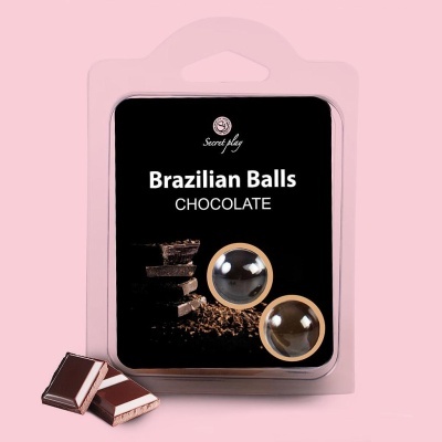 Embalagem de bolas brasileiras de chocolate com rótulo preto e chocolate partido ao lado