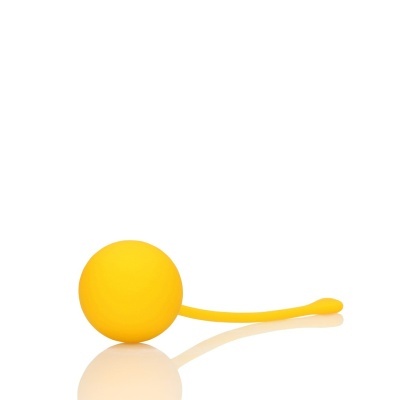 Objeto amarelo esférico com cabo fino inclinado em fundo branco