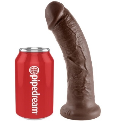 Dildo castanho escuro ao lado de lata vermelha com texto pipedream