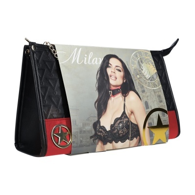 Mala preta e vermelha com imagem estampada de mulher e estrelas douradas