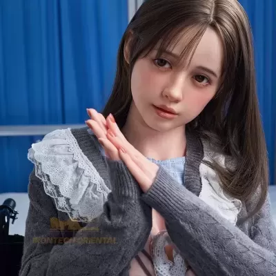 Boneca realista com camisola cinzenta e renda branca, cabelo castanho e fundo azul