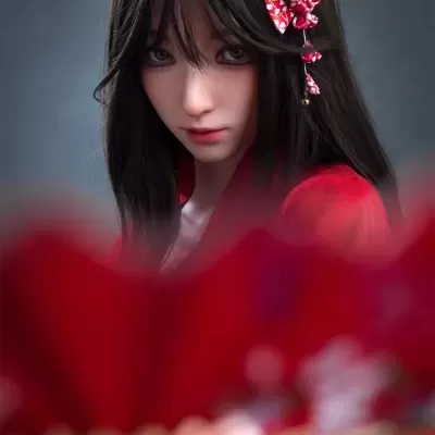 Boneca realista com cabelo castanho escuro e detalhe vermelho na cabeça