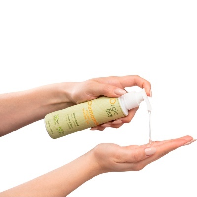 Gel íntimo Orgie BIO chamomille sendo dispensado na mão