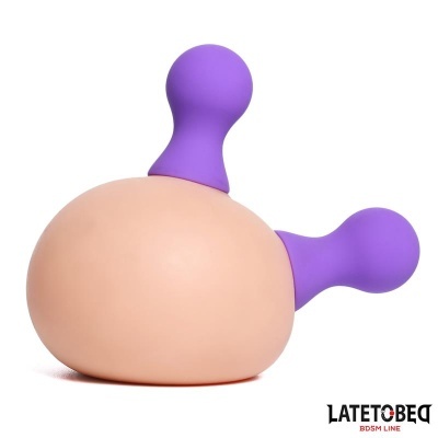 Objeto arredondado pele com duas extensões roxas e texto LATETOBED BDSM LINE no fundo branco