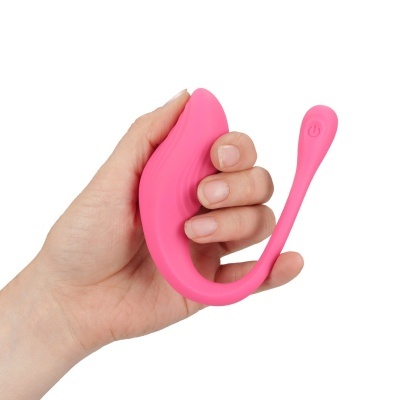 Produto eletrônico rosa em forma curva segurado por mão