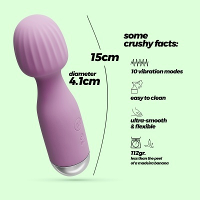 produto vibrador lilás com base prateada em fundo verde claro e texto informativo