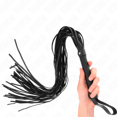 Chicote preto de couro com cabo e tiras segurado por uma mão