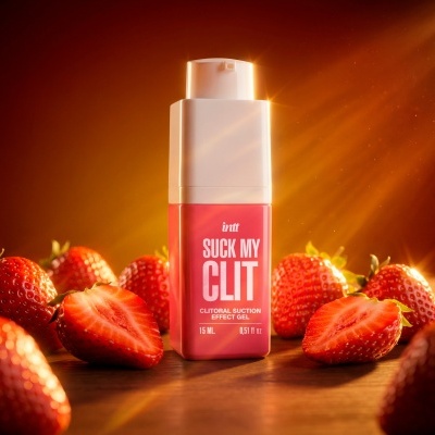 Frasco de gel rosa e branco com texto rodeado por morangos