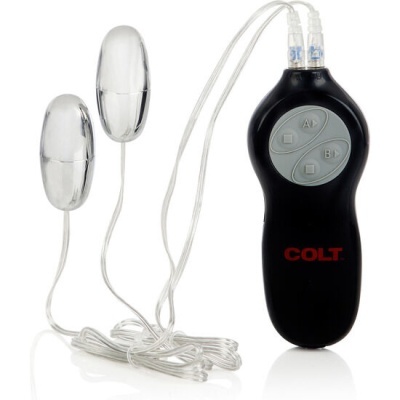 Controlador preto com dois botões e texto COLT ligado a dois objetos metálicos prateados